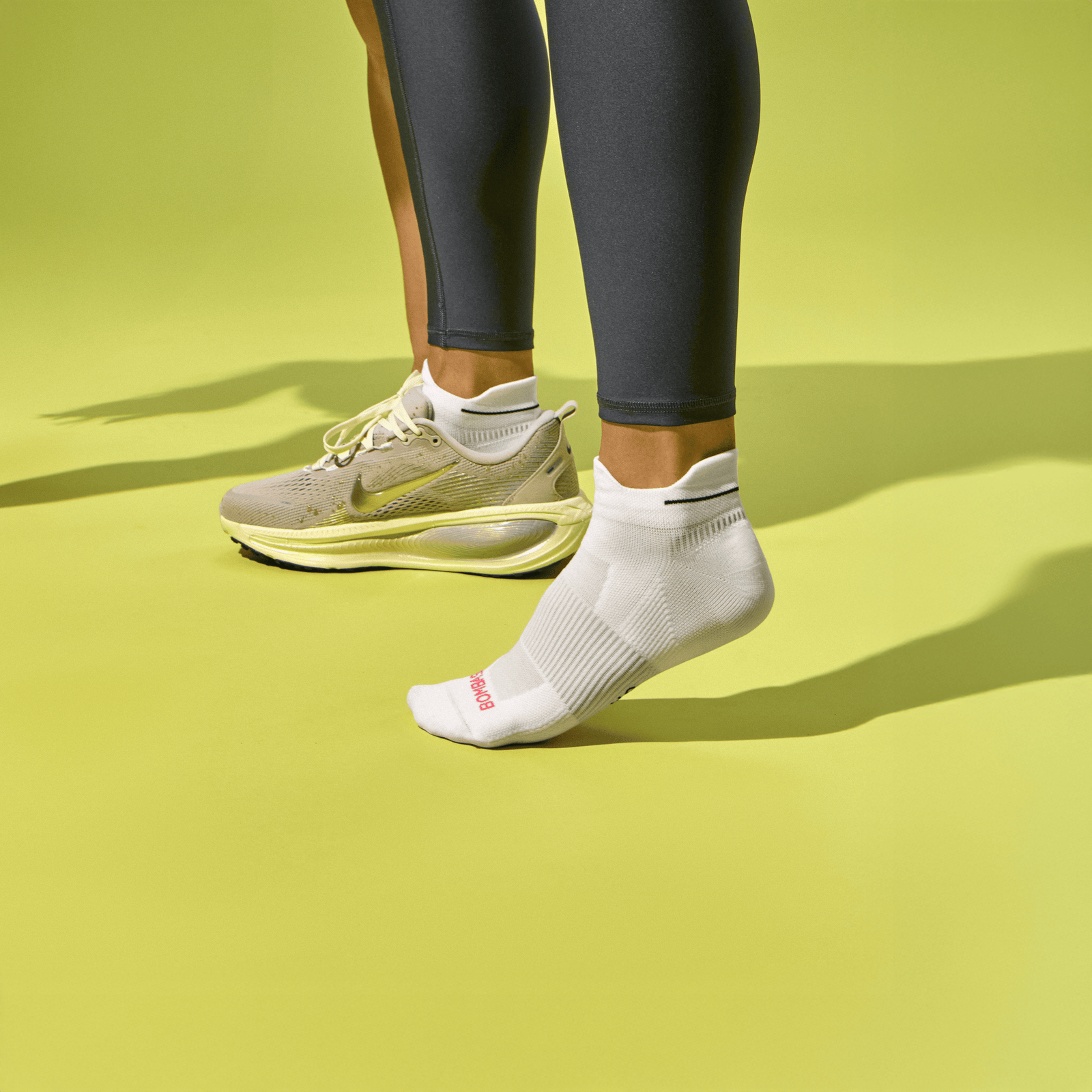 official-bombas::11013-white-adult-unisex-onmodel-00-transparent.png