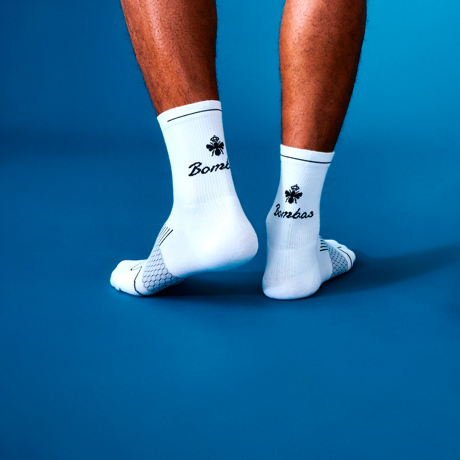 official-bombas::9929-white-adult-unisex-onmodel-0-transparent-v3.png