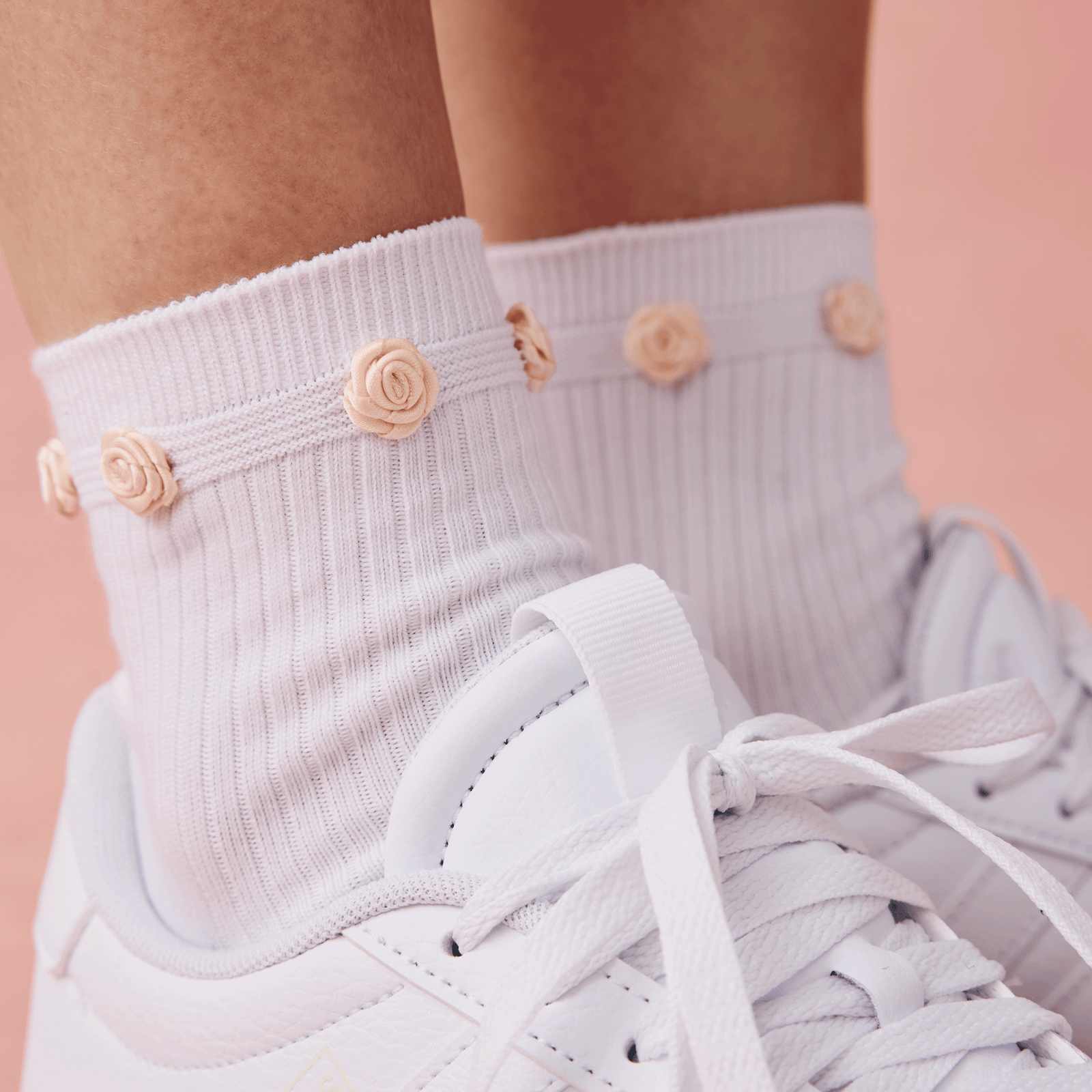 official-bombas::w-rosette-quarter-white-lifestyle-transparent.png